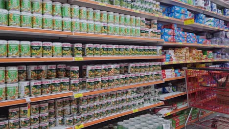 Food-shelf-with-canned-vegetables-and-cans-to-be-shelved-in-Soriana-supermarket