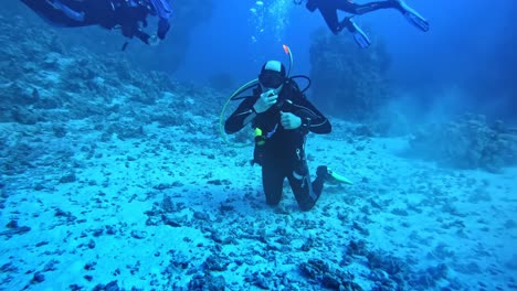 Buzo-Arrodillado-En-El-Fondo-Del-Mar-Y-Quitando-El-Regulador-De-Respiración.