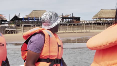 Mann-Sitzt-Auf-Einem-Boot,-Das-Sich-Der-Insel-Nähert,-Tourist