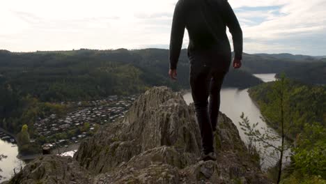 Junger-Mann-Genießt-Den-Panoramablick-über-Den-Wunderschönen-Stausee-Und-Den-Wald-Von-Thüringen-Deutschland