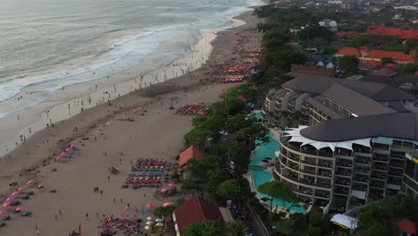 Famoso-Hotel-De-Lujo-Cerca-De-La-Playa-Doble-Seis-Llena-De-Turistas,-Aéreo,-Bali