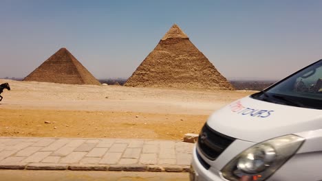 Blick-Aus-Dem-Auto-Auf-Der-Straße-Vorbei-An-Den-Pyramiden-Von-Gizeh