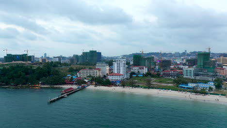 Luftaufnahmen-Einer-Drohne-Zeigen-Einen-Panoramablick-Auf-Den-Strand-Von-Sihanoukville-In-Kambodscha