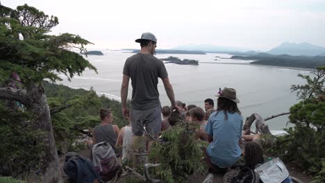 Jóvenes-Reunidos-En-La-Cima-De-Una-Colina-En-La-Naturaleza-Para-Disfrutar-De-Las-Vistas-Al-Mar-De-La-Isla-De-Vancouver