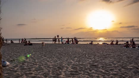 Time-lapse-view-of-People-on-the-beautiful-beach