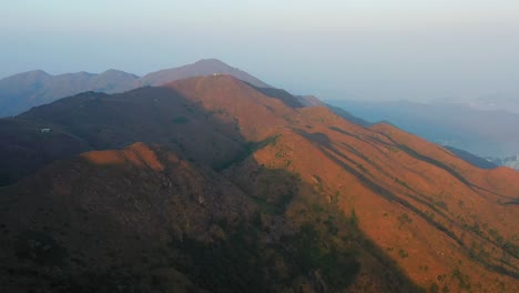 Landschaft-Der-Bergkette-Mit-Ikonischem-Sonnenuntergangsgipfel,-Hongkong,-Luftaufnahme