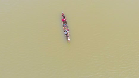 4K-Luftaufnahme-Von-Oben-Nach-Unten-Von-Menschen-In-Einem-Ruderboot,-Die-In-Ein-Landgebiet-Auf-Der-Insel-Majuli-River-Evakuiert-Werden,-Das-In-Den-Monsunfluten-Von-Brahmaputra-Untergetaucht-Ist