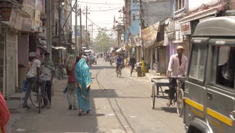 Eine-Belebte-Marktstraße-In-Der-Ländlichen-Stadt-Bihar-In-Indien-Während-Der-Ersten-Woche-Der-Sperrung-Aufgrund-Der-Corona-Virus-Pandemie