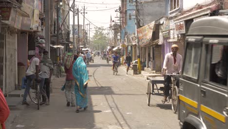 Una-Concurrida-Carretera-De-Mercado-En-La-Ciudad-Rural-De-Bihar-En-La-India-Durante-La-Primera-Semana-De-Cierre-Debido-A-La-Pandemia-Del-Virus-De-La-Corona