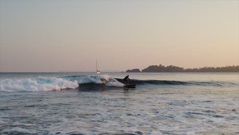 4K-Zeitlupe-Eines-Anonymen-Surfers-Auf-Little-Andaman-Island-Bei-Sonnenuntergang,-Andamanen