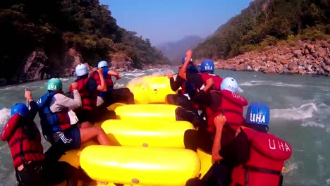 Eine-Gruppe-Von-Jugendlichen-Beim-River-Rafting-Im-Wildwasser-Von-Rishikesh-Mit-Voller-Synchronisation