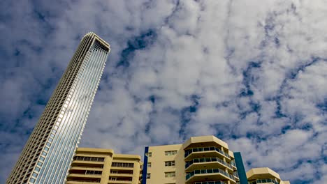 Timelapse-De-Edificios-En-El-área-De-La-Costa-Dorada-Con-Nubes-Que-Se-Mueven-Rápidamente