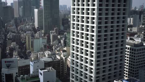 Belebte-Straße-Von-Tokio,-Die-Sich-Zur-Skyline-Hin-Neigt,-Mit-Wunderschöner-Aussicht,-Japan