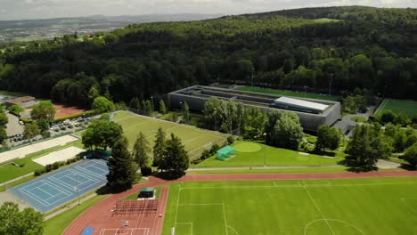 Disparo-Aéreo-De-Un-Dron-Volando-Hacia-La-Sede-De-Fútbol-De-La-FIFA-En-Zurich,-Suiza