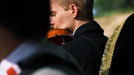 Nahaufnahme-Eines-Mannes,-Der-Mit-Einer-Mariachi-Band-Geige-Spielt,-Bei-Einer-Hochzeitszeremonie-In-Einem-Wunderschönen-Strandresort