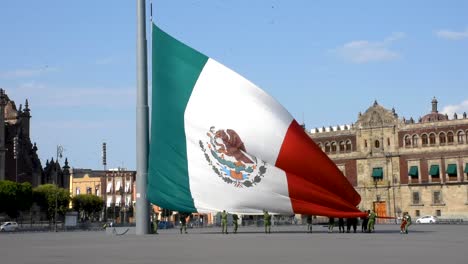 Flaggenzeremonie-Auf-Dem-Zócalo-Platz-In-Mexiko-Stadt,-Einholen-Der-Flagge