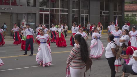 Personas-Con-Ropa-Tradicional-Costarricense-Bailan-Durante-El-Desfile-Del-Día-De-La-Independencia-De-Costa-Rica