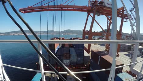 loading-and-discharge-containers-on-a-container-vessel