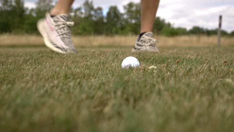 Ein-Mann,-Der-Golf-Spielt