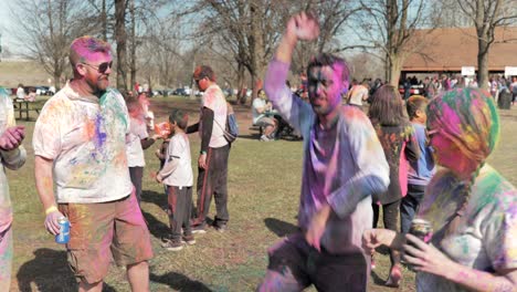 Junger-Mann-Mit-Farbpulver-Bedeckt-Tanzt-Solo-Beim-Holi-Fest