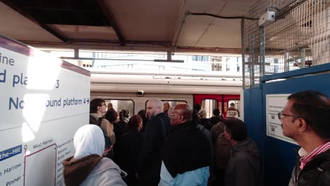 Viajeros-Que-Esperan-En-La-Estación-Harrow-on-the-Hill-Durante-Los-Retrasos-En-Los-Trenes-De-La-Línea-Metropolitana