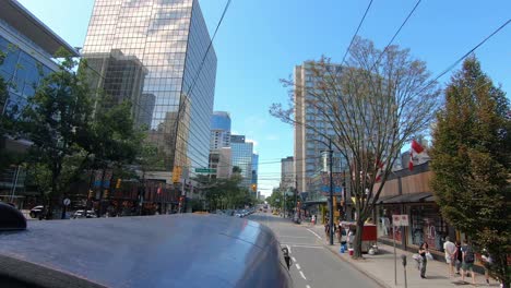 Imágenes-Desde-El-Techo-Del-Autobús-En-La-Vía-De-Tráfico-Y-Edificios-Típicos-En-Seattle.