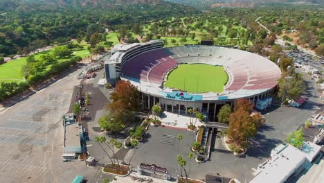 Aerial,-pushing-forward,-at-the-Rose-bowl-stadium,-on-a-sunny-day,-in-Pasadena,-California