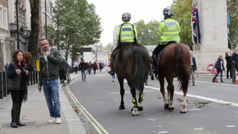 Oficiales-De-Policía-De-Londres-Patrullan-A-Caballo-Durante-Las-Protestas-De-Rebelión-De-Extinción