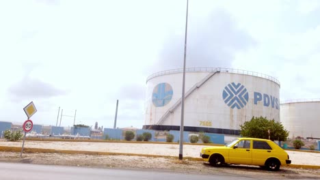 Looking-at-the-tank-on-the-Refinery-PDVSA---Refineria-Curacao