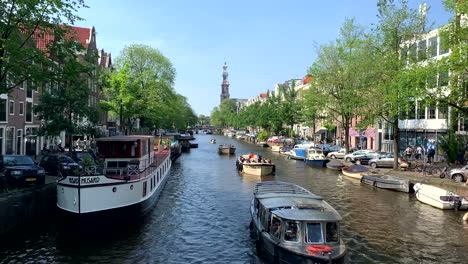 Bei-Schönem-Wetter-Fahren-Boote-Durch-Die-Ufer-Unter-Den-Brücken-Hindurch