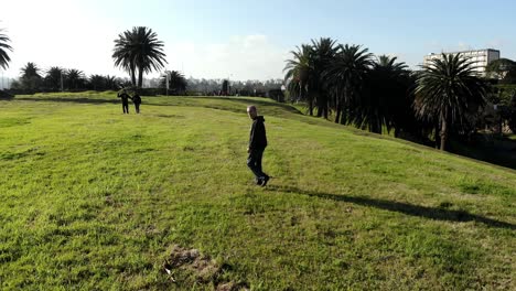 Imágenes-Aéreas-Hombre-Caminando-En-El-Parque-Montevideo-Uruguay