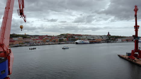 Wippkran-Im-Industriehafen-Von-Göteborg,-Schweden-–-Drohnenaufnahme