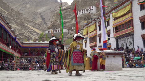 Mönche-In-Bunten-Kleidern-Und-Hüten-Tanzen-Langsam-Beim-Hemis-Festival-Im-Kloster