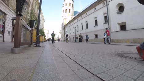 Funky-Tourist-Zu-Fuß-Mit-Beute-Auf-Den-Straßen-Der-Altstadt-Von-Krakau-Polen