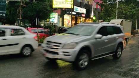 Nacht-Beleuchtetes-Stadtzentrum-Von-Bangalore,-Berühmte-Verkehrsstraße,-Straßenpanorama