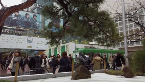 Toma-Panorámica-Lenta-De-Turistas-Y-Lugareños-Frente-A-La-Estación-De-Shibuya-En-Tokio,-Japón.