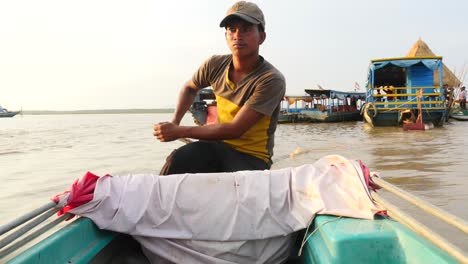 Retrato-Del-Hombre-Conduciendo-Un-Barco-Turístico-En-El-Lago-Tonle-Sap,-Siem-Reap,-Camboya