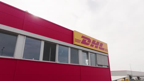 DHL-Express-Logo-Auf-Der-Gebäudefassade