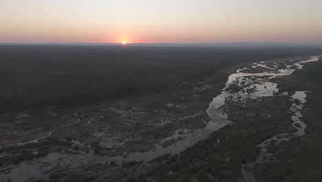 Drohnenflug-über-Einen-Großen-Saisonalen-Fluss-Bei-Sonnenaufgang,-Crocodile-River,-Krüger-Nationalpark