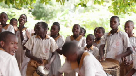 Danza-Tradicional-Del-Pueblo-De-Uganda-Con-Bateristas-E-Instrumentos.