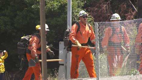 Equipo-De-Bomberos-De-Reclusos-De-California---Incendio-De-Maleza