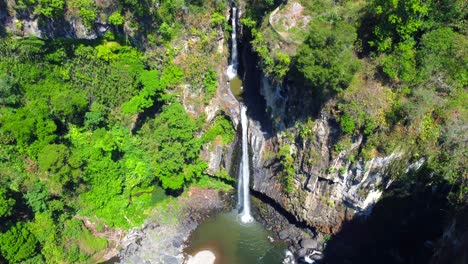 Hermosa-Vista-Aérea-Con-Drones-En-La-Cascada-Texolo-Cerca-Del-Pueblo-Mágico-De-Xico,-Veracruz,-México