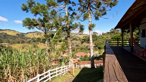 Motionlapse-Von-Der-Terrasse-In-Hügeliger-Ländlicher-Landschaft-Im-Sonnigen-Brasilien