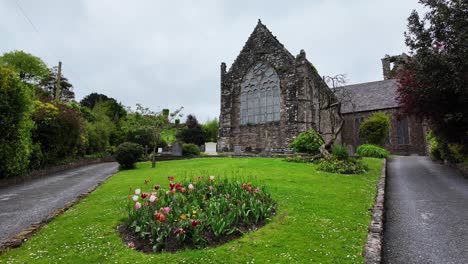 Irlanda-Lugares-épicos-Entrada-A-La-Iglesia-De-Santa-María-De-Youghal-Cork,-La-Iglesia-Más-Antigua-De-Irlanda-En-Uso-Hoy-En-Día-Y-Atracción-Histórica-Para-Visitantes