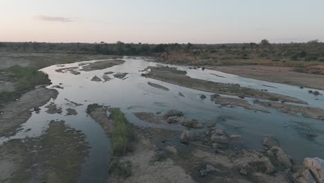 Volando-Sobre-Un-Río-De-Cocodrilos-Estacional-En-El-Parque-Nacional-Kruger