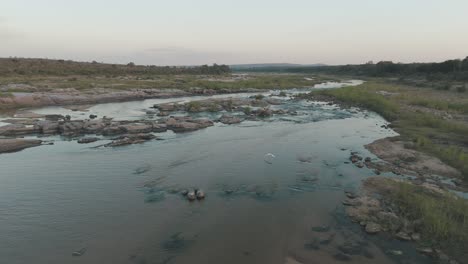 Vuelo-Bajo-Con-Drones-Sobre-Un-Gran-Río-Estacional-En-El-Parque-Nacional-Kruger