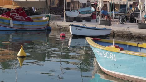 Fischerboote-Treiben-Sanft-Auf-Den-Gewässern-Von-Marsaxlokk,-Einem-Malerischen-Fischerdorf-Auf-Malta