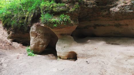 Cuevas-De-Liepniekvalka-En-Letonia,-Laberinto-De-Peldanga