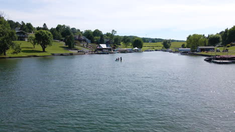 Menschen-Auf-Paddle-Boards-Schwimmen-An-Einem-Sommertag-Alleine-Auf-Dem-See