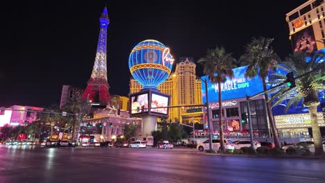 Nächtliche-Szene-Mit-Geschäftigem-Verkehr-Vor-Dem-Paris-Las-Vegas-Hotel-Und-Casino-Auf-Dem-Berühmten-Las-Vegas-Strip-In-Nevada